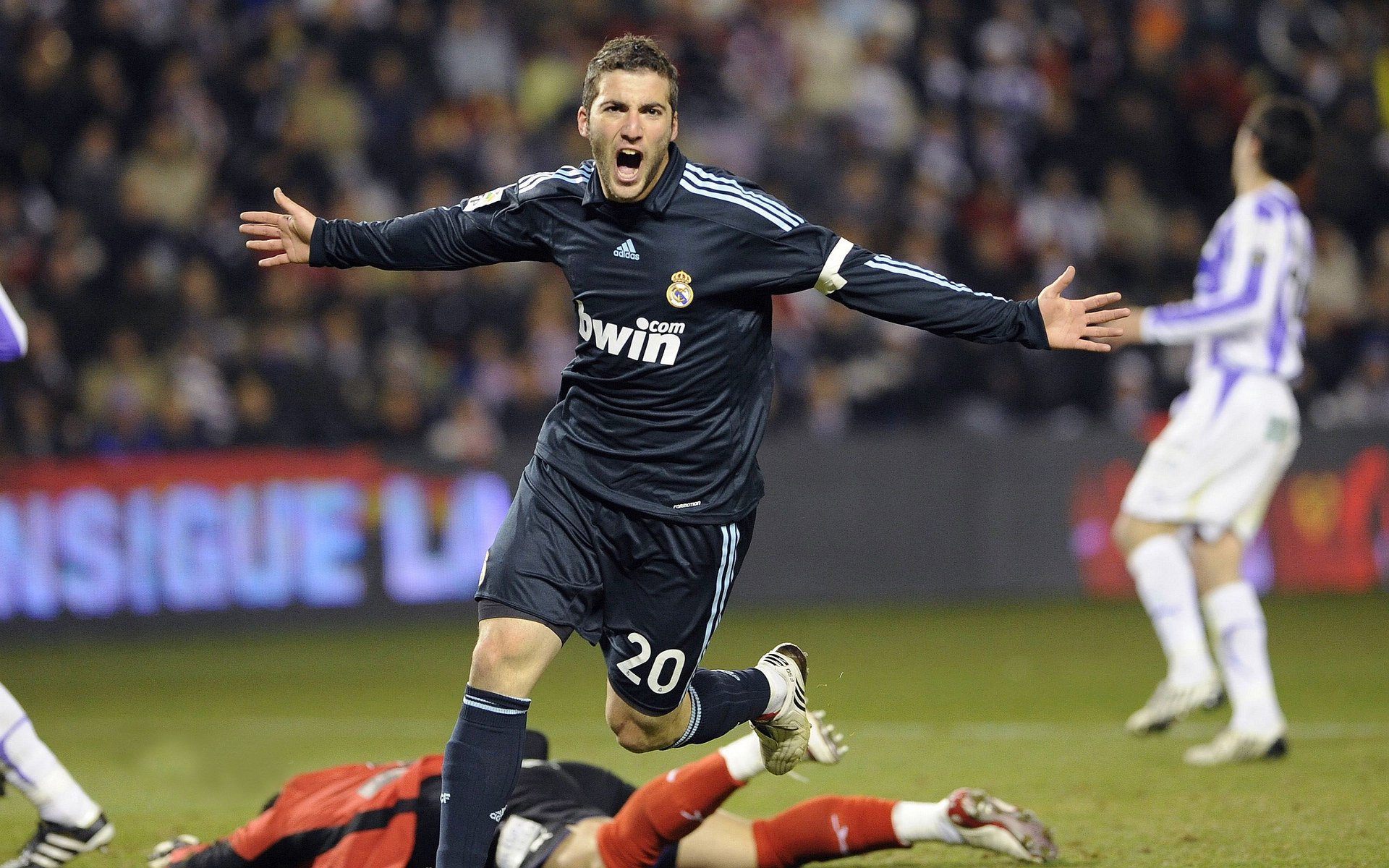 乐鱼官网-世界杯激情夜：精彩瞬间引爆全场！，世界杯锦集视频